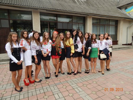 1 дзвоник 2013р. (дівчата з 11 класу)